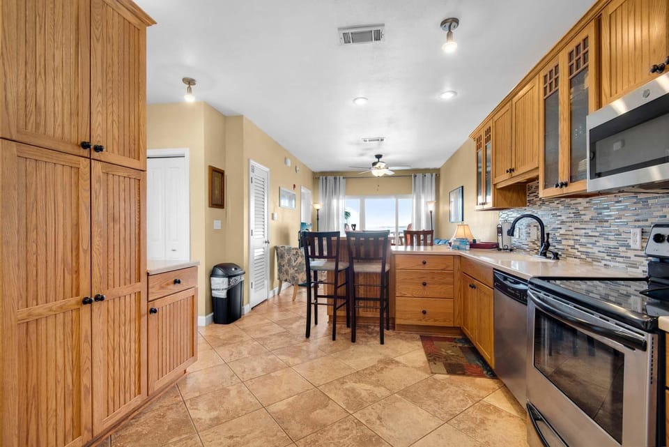 Condo, 2 Queen Beds (Baywatch G5) | Private kitchen | Oven, toaster, spices, reusable coffee/tea filters