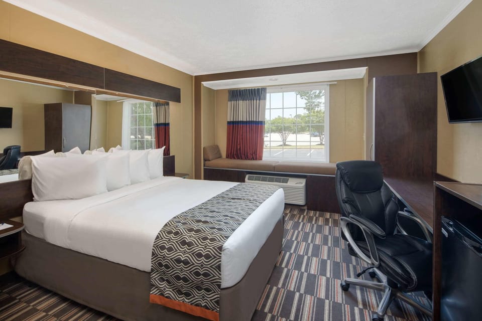 Standard Room, 1 Queen Bed, Accessible | In-room safe, desk, iron/ironing board, free cribs/infant beds