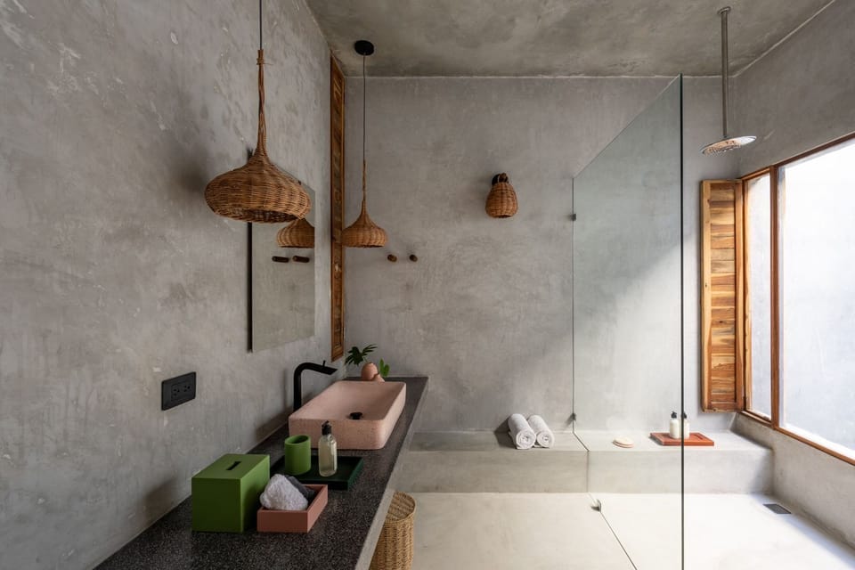 Deluxe Room | Bathroom | Shower, hair dryer, towels, soap