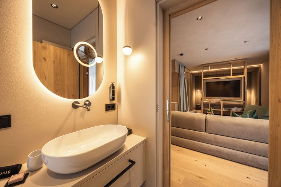 Deep soaking tub, hair dryer, bidet, towels