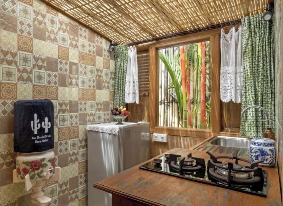 Comfort Bungalow, Garden View | Private kitchen | Fridge, microwave