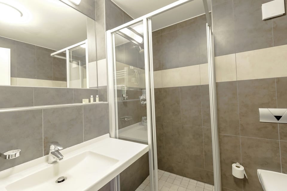 Deluxe Double Room, Balcony, Courtyard View | Bathroom | Hair dryer, towels, soap, shampoo