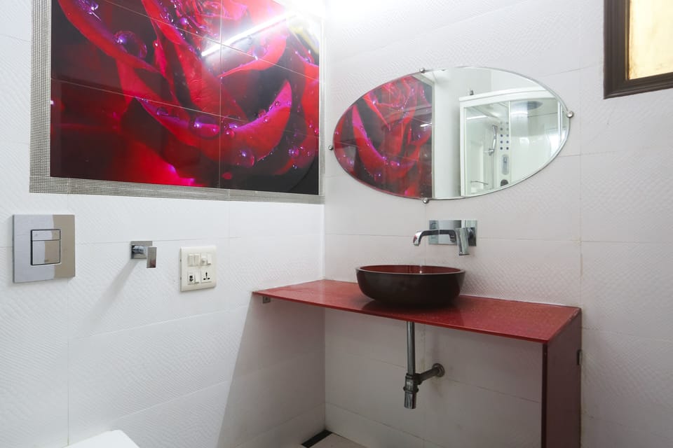 Deluxe Double Room | Bathroom | Combined shower/tub, bidet, towels, soap