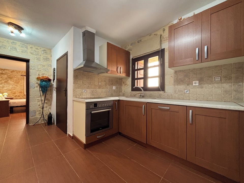 Suite, Pool View | Private kitchen | Full-size fridge, microwave, oven, stovetop