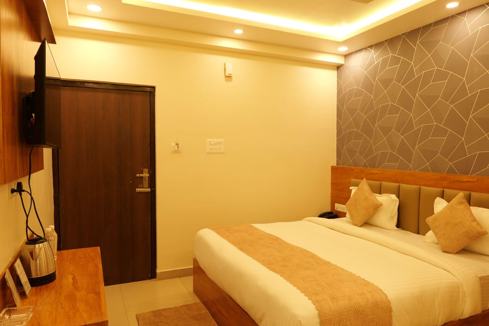 Deluxe Double Room | Bathroom | Slippers