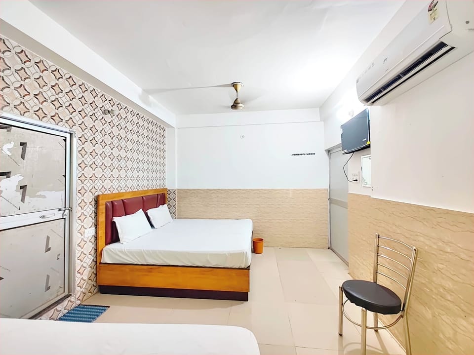 Hypo-allergenic bedding, in-room safe, desk, soundproofing
