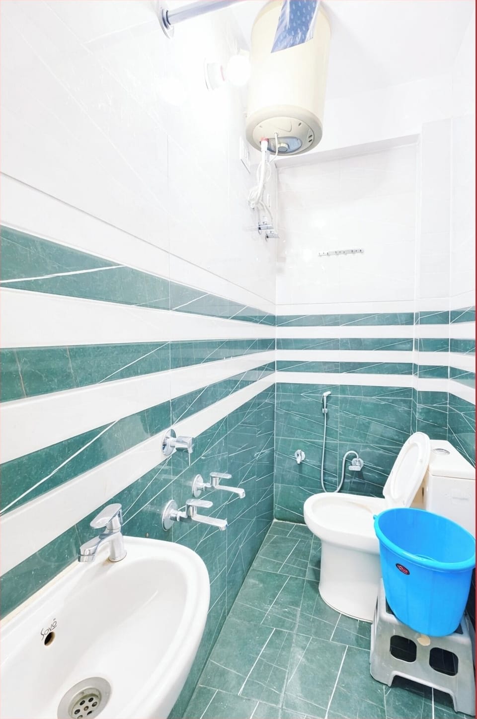 Shower, rainfall showerhead, free toiletries, slippers