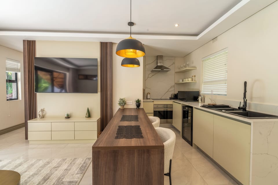 Deluxe Studio Suite, 1 King Bed, Kitchenette, Pool View | Private kitchen
