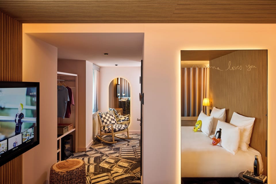 Room, 1 Queen Bed (LARGE MAMA) | Down comforters, pillowtop beds, minibar, in-room safe
