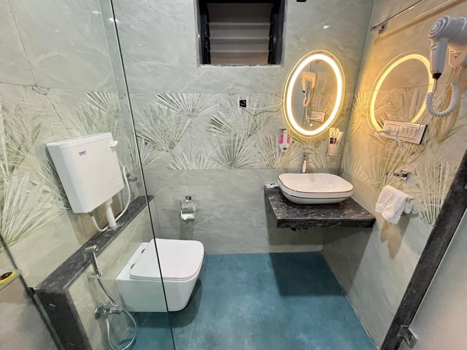 Lake View Luxury Suite | Bathroom | Free toiletries, towels, soap, shampoo