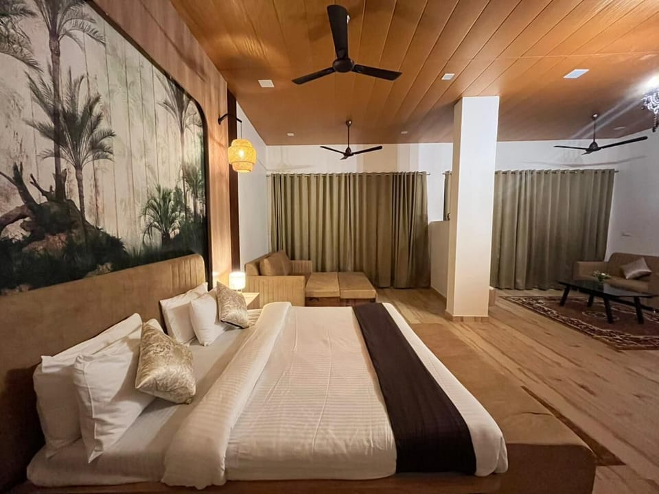 Lake View Luxury Suite | Egyptian cotton sheets, premium bedding, memory foam beds