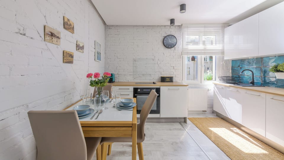 Apartament (3) | Private kitchen | Fridge, stovetop, electric kettle, cookware/dishes/utensils