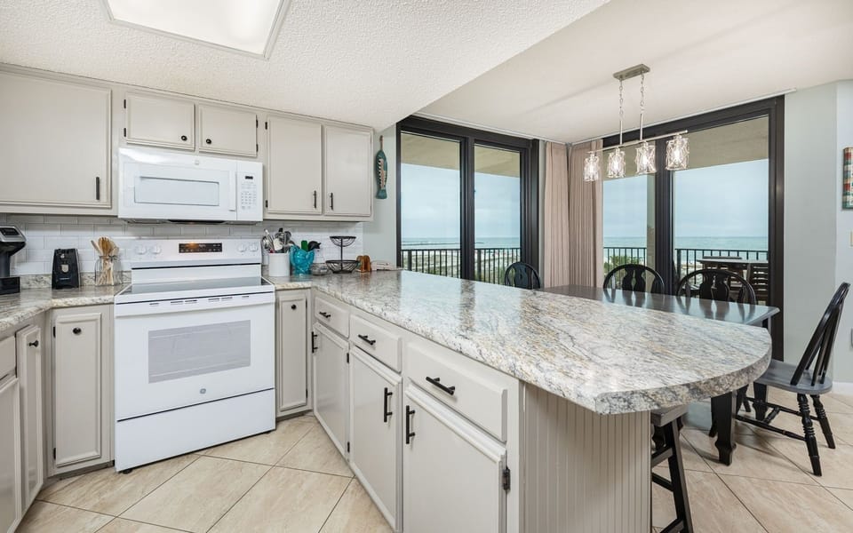 Condo, 3 Bedrooms | Private kitchen | Coffee/tea maker, fridge, oven