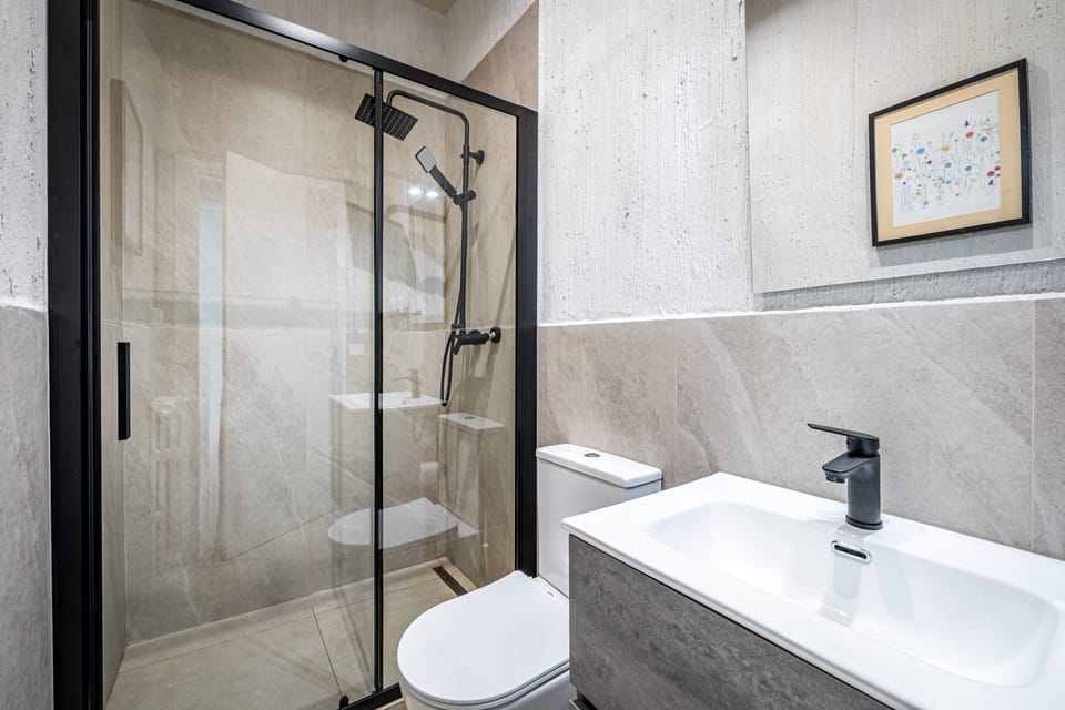 Deluxe Triple Room, City View (Como) | Bathroom | Shower, hair dryer, slippers, towels