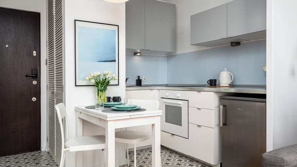 Apartment (719) | Private kitchen | Fridge, stovetop, electric kettle, cookware/dishes/utensils