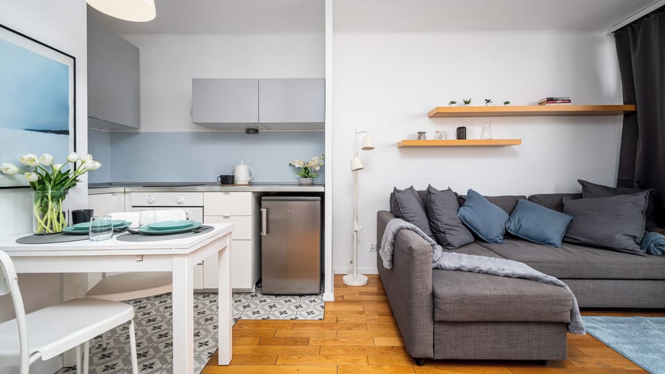 Apartment (719) | Private kitchen | Fridge, stovetop, electric kettle, cookware/dishes/utensils