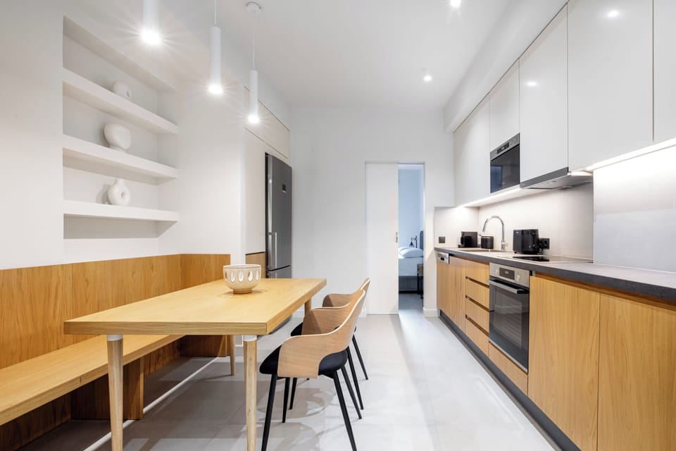 Deluxe Apartment | Private kitchen | Full-size fridge, microwave, stovetop, dishwasher