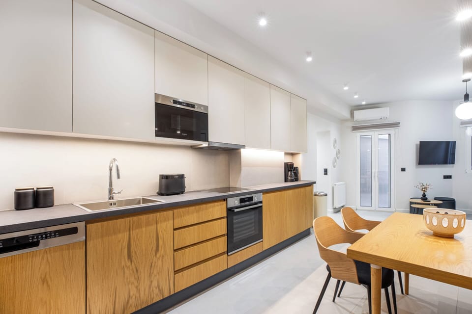 Deluxe Apartment | Private kitchen | Full-size fridge, microwave, stovetop, dishwasher