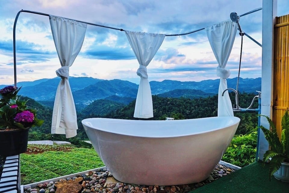 Deluxe Room, Balcony, Mountain View | Bathroom | Hair dryer, towels, soap, shampoo