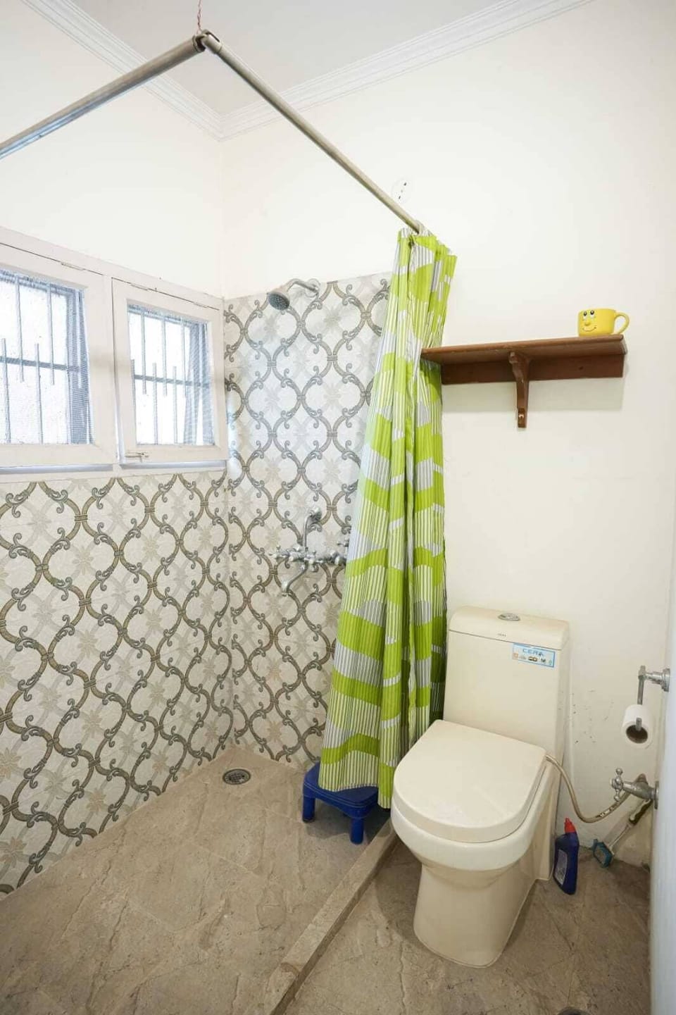 Towels, soap, shampoo, toilet paper