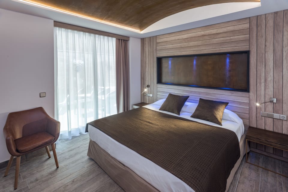 Superior Double or Twin Room | Desk, blackout drapes, soundproofing, free cribs/infant beds