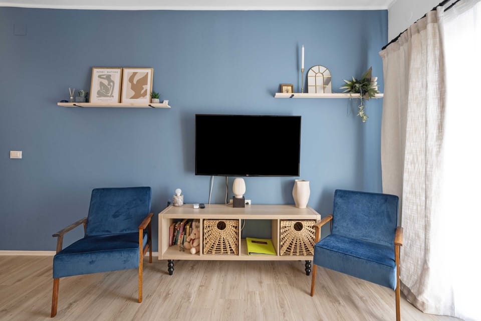 Apartment (One-Bedroom Apartment With Pool) | Living room | 32-inch flat-screen TV with cable channels