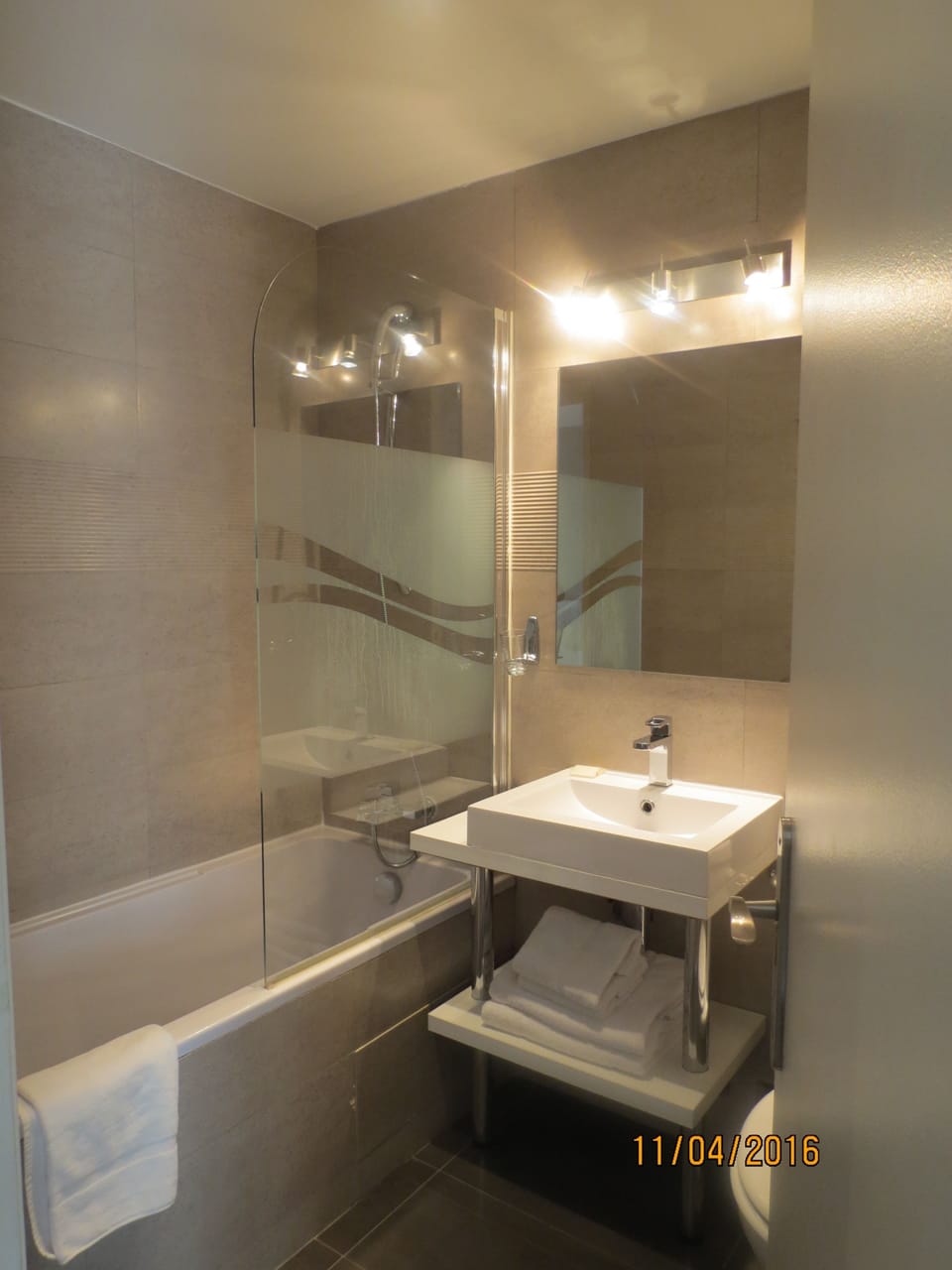 Superior Double Room | Bathroom | Free toiletries, hair dryer, towels