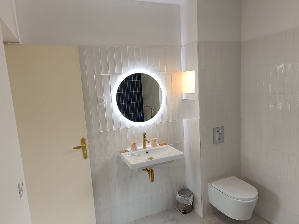 Deluxe Suite, 1 Queen Bed, Bathtub | Bathroom