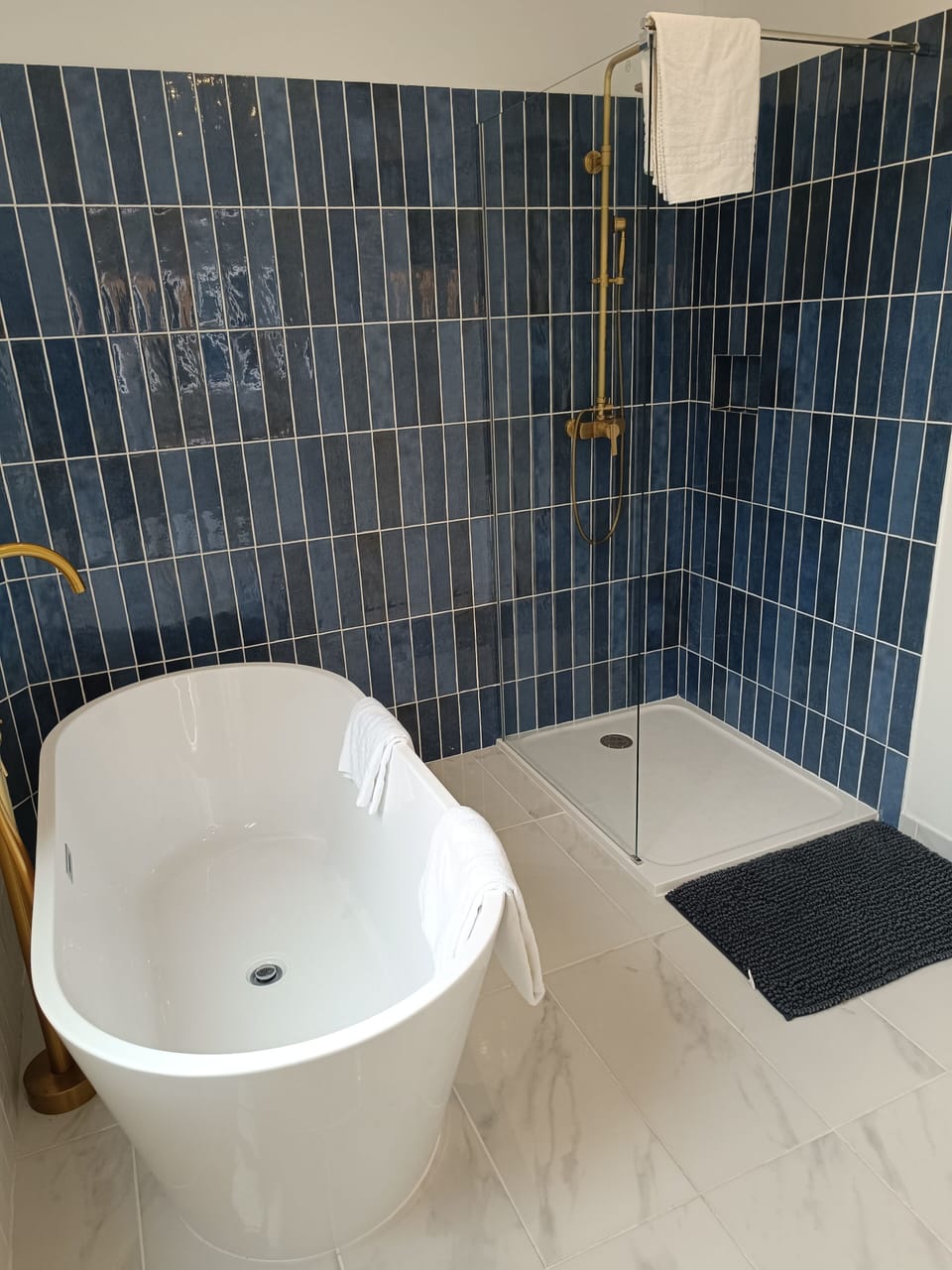 Deluxe Suite, 1 Queen Bed, Bathtub | Bathroom