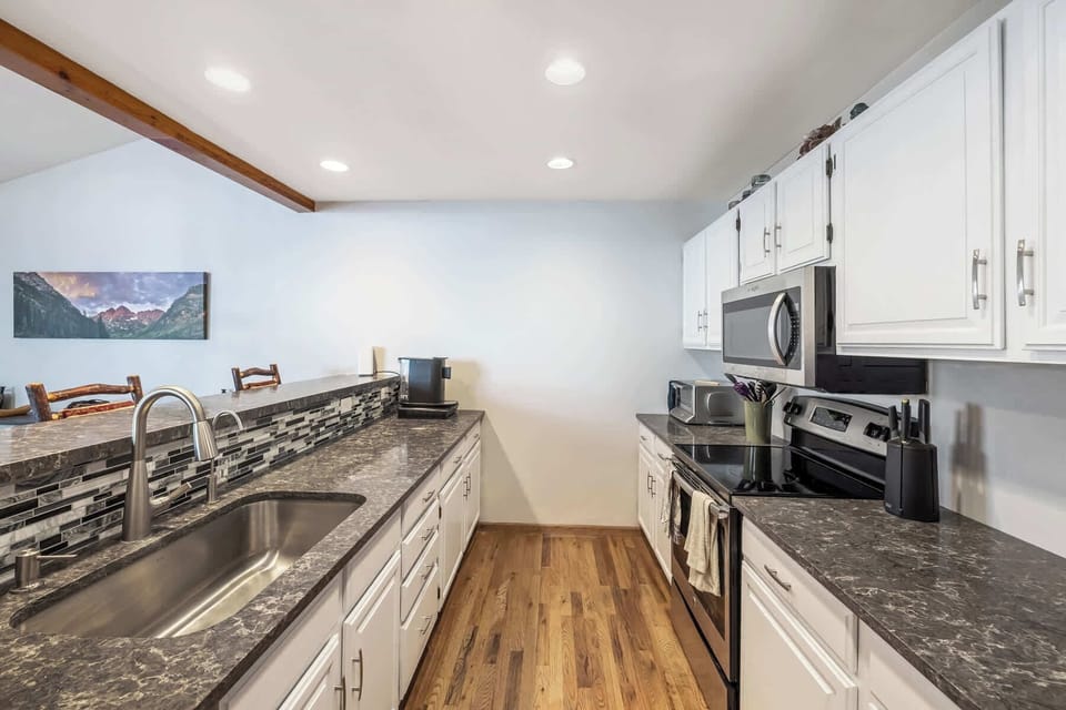 Condo, Multiple Beds, Fireplace, Mountain View (Trail Ridge Retreat) | Private kitchen