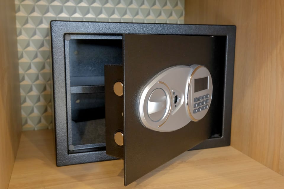 Premium bedding, in-room safe, desk, laptop workspace