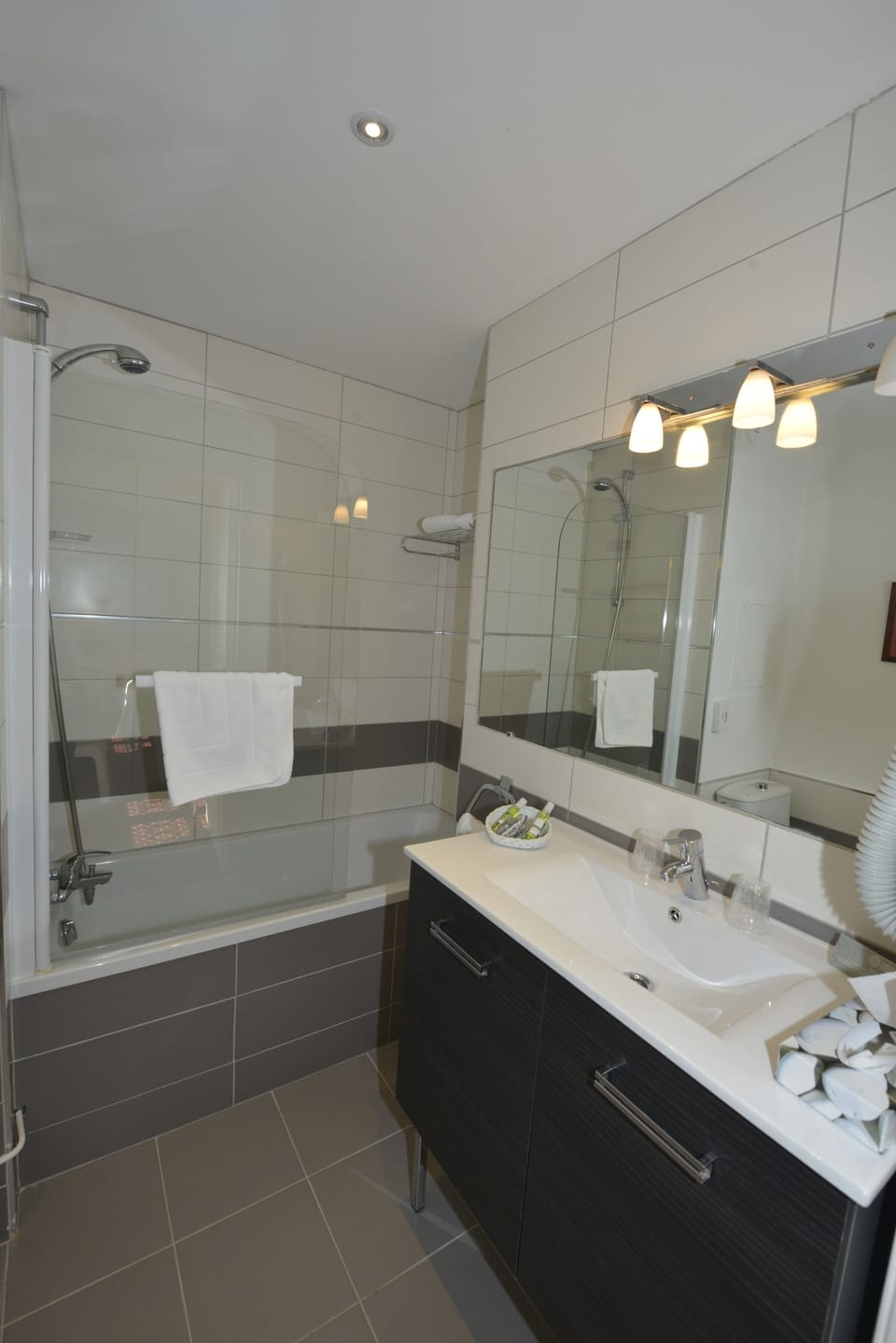 Standard Room | Bathroom | Combined shower/tub, hair dryer, towels