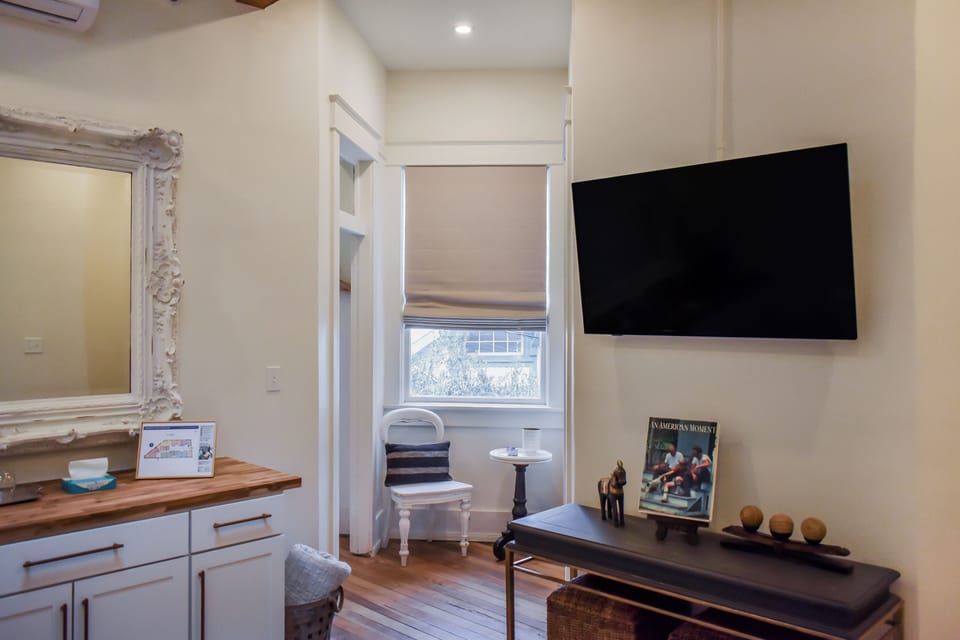 Luxury Suite, Garden View | Living area