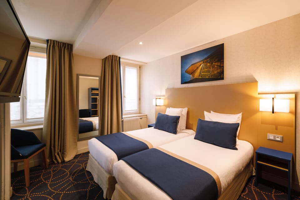 Desk, soundproofing, free WiFi, bed sheets