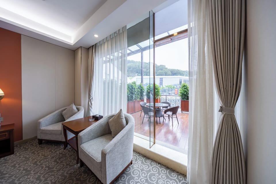 Presidential Room | Desk, laptop workspace, free WiFi, bed sheets