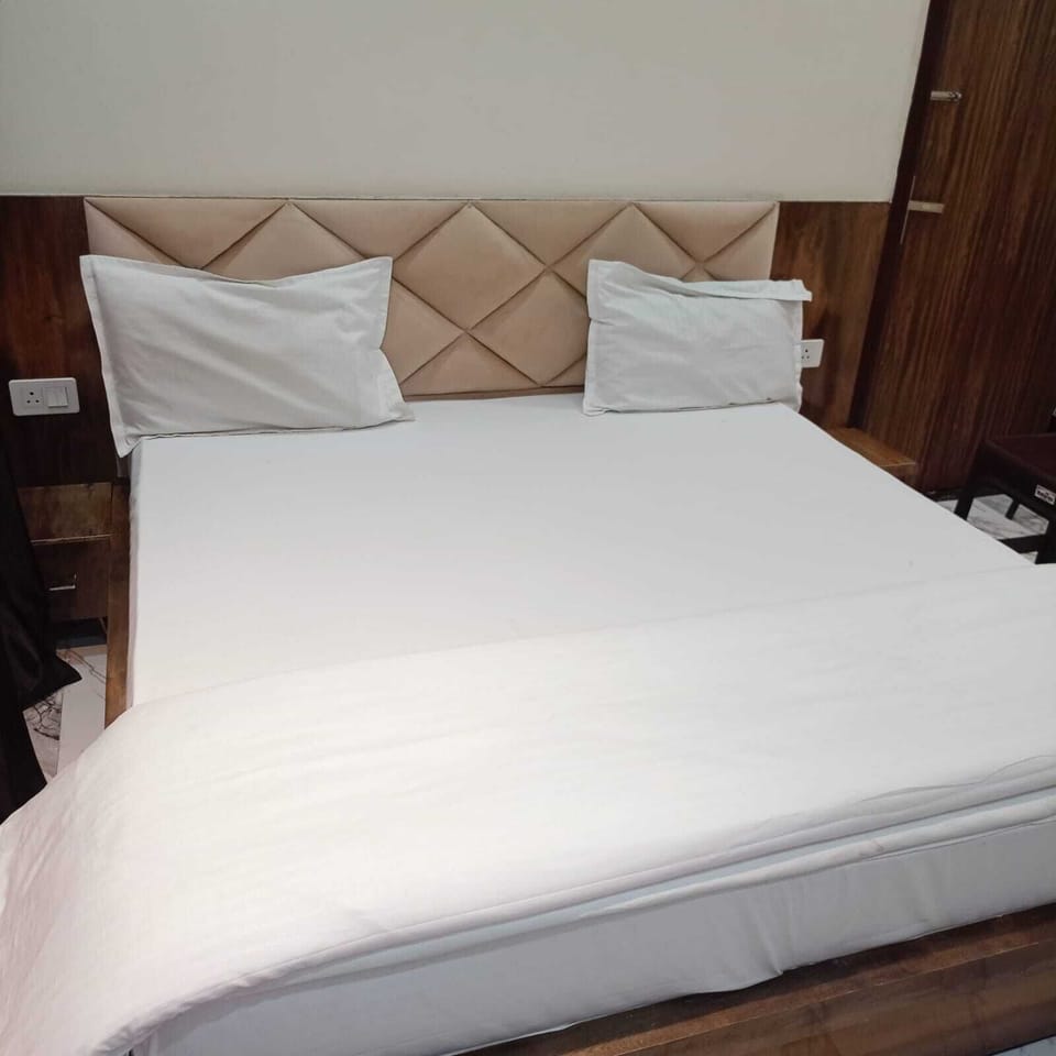 Deluxe Double Room | Living area | TV