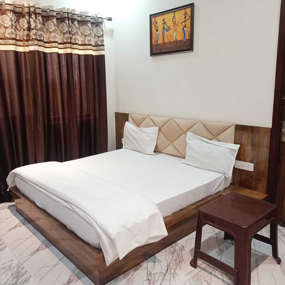 Deluxe Double Room | Living area | TV