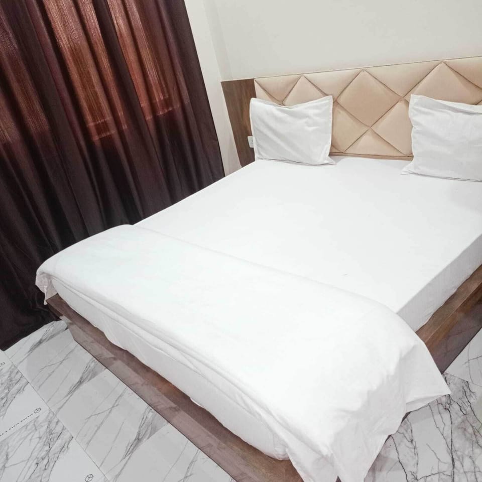 Deluxe Double Room | Living area | TV