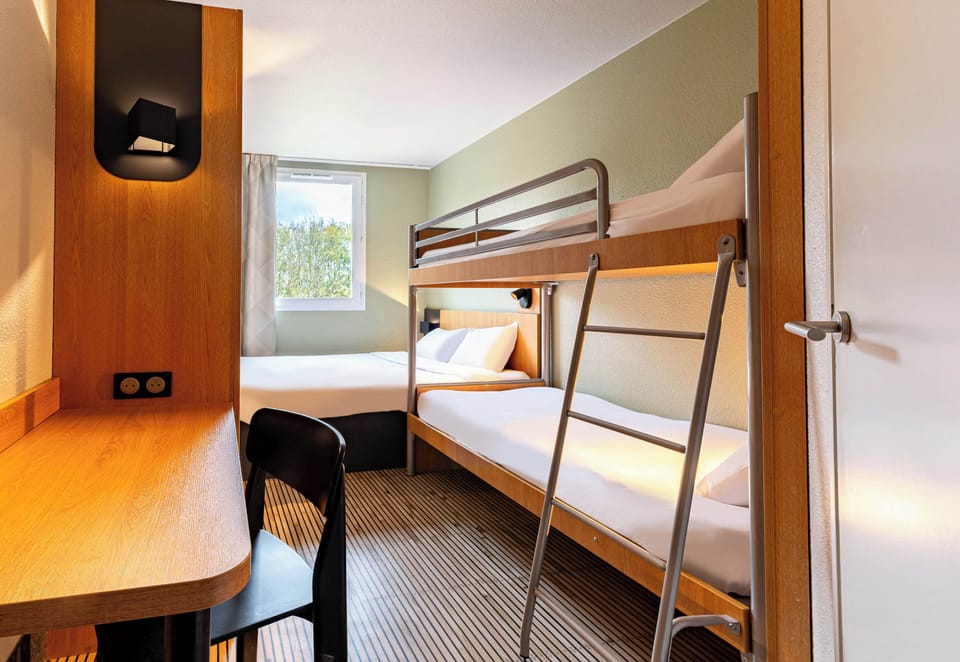 Quadruple Room | Desk, soundproofing, free WiFi, bed sheets