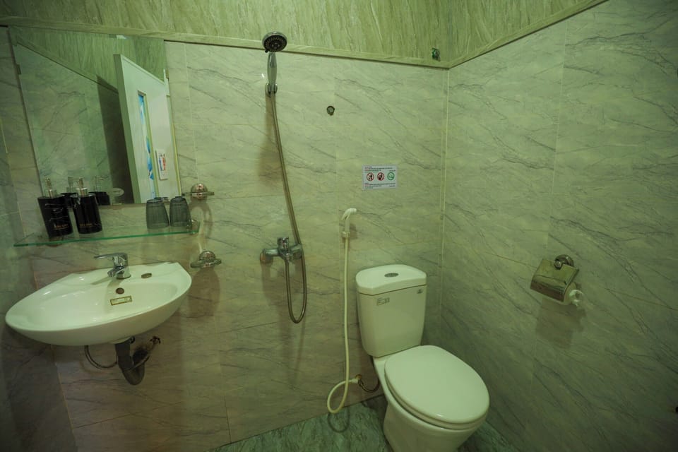 Quadruple Room | Bathroom | Shower, free toiletries, hair dryer, slippers