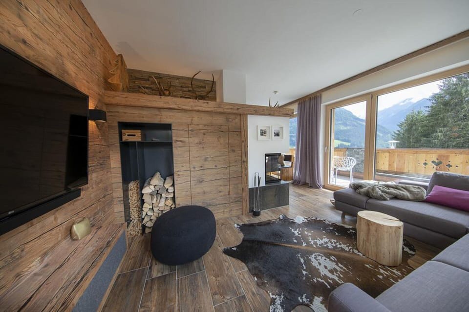 Chalet | Living area | Fireplace, DVD player