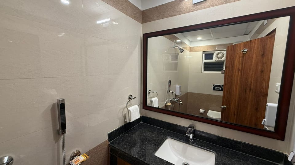 Premium Room | Bathroom | Shower, rainfall showerhead, free toiletries, bathrobes