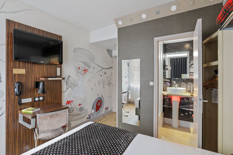 Double Confort | Premium bedding, desk, laptop workspace, blackout drapes