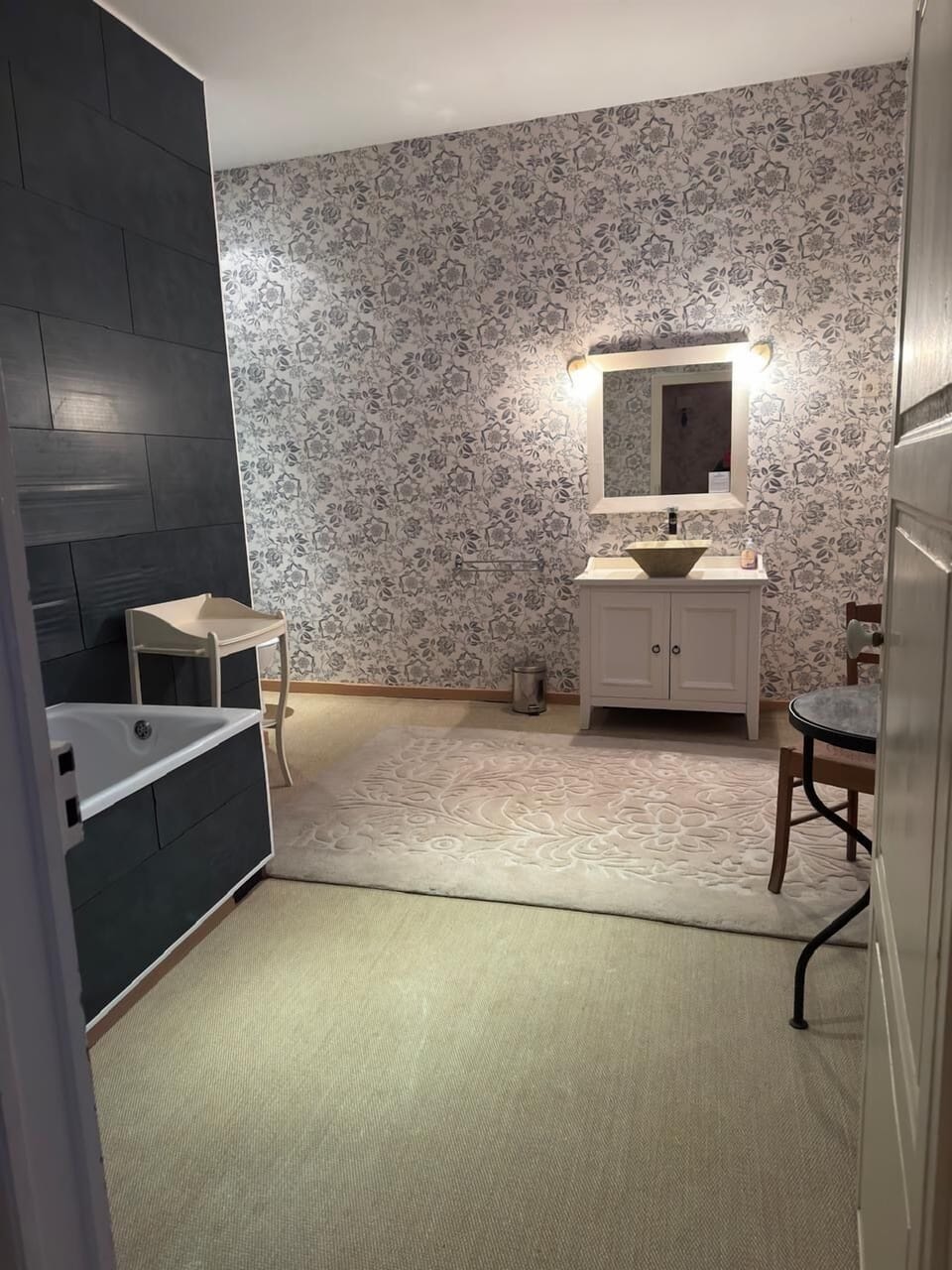 Deluxe Double Room, Courtyard View (Orléans) | Bathroom | Slippers