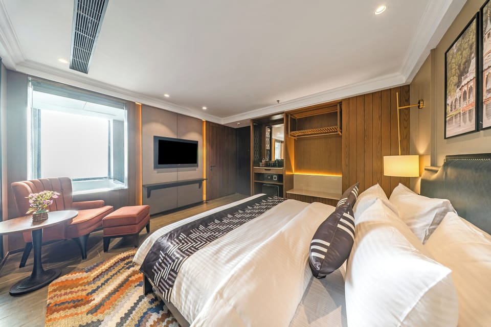 Spacious Deluxe Room with Jacuzzi | Desk, iron/ironing board, bed sheets
