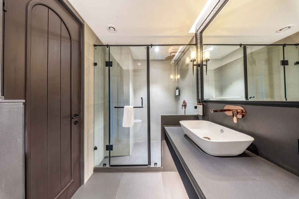 Premium Room with Lounge Area | Bathroom | Towels, soap, shampoo, toilet paper