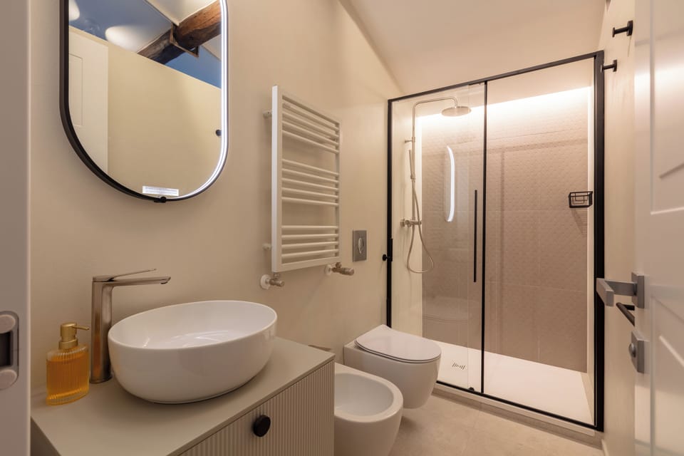 Deluxe Room, City View | Bathroom | Shower, free toiletries, hair dryer, slippers