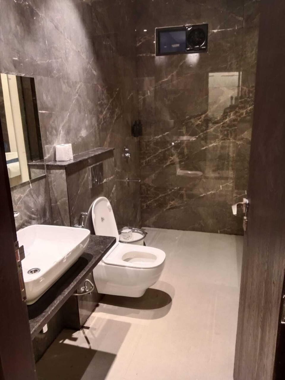 Double Room, Non Smoking, Private Bathroom | Bathroom | Shower, free toiletries, towels, soap