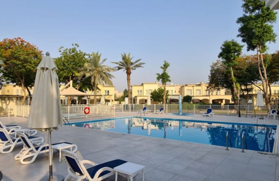 6 outdoor pools
