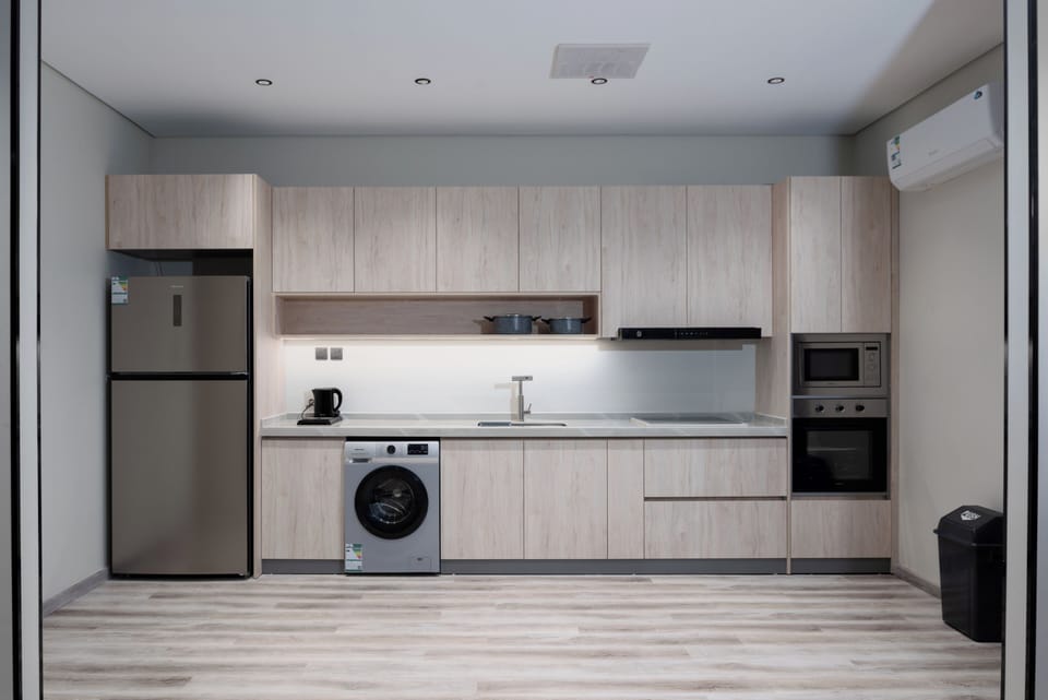 Full-size fridge, microwave, oven, stovetop